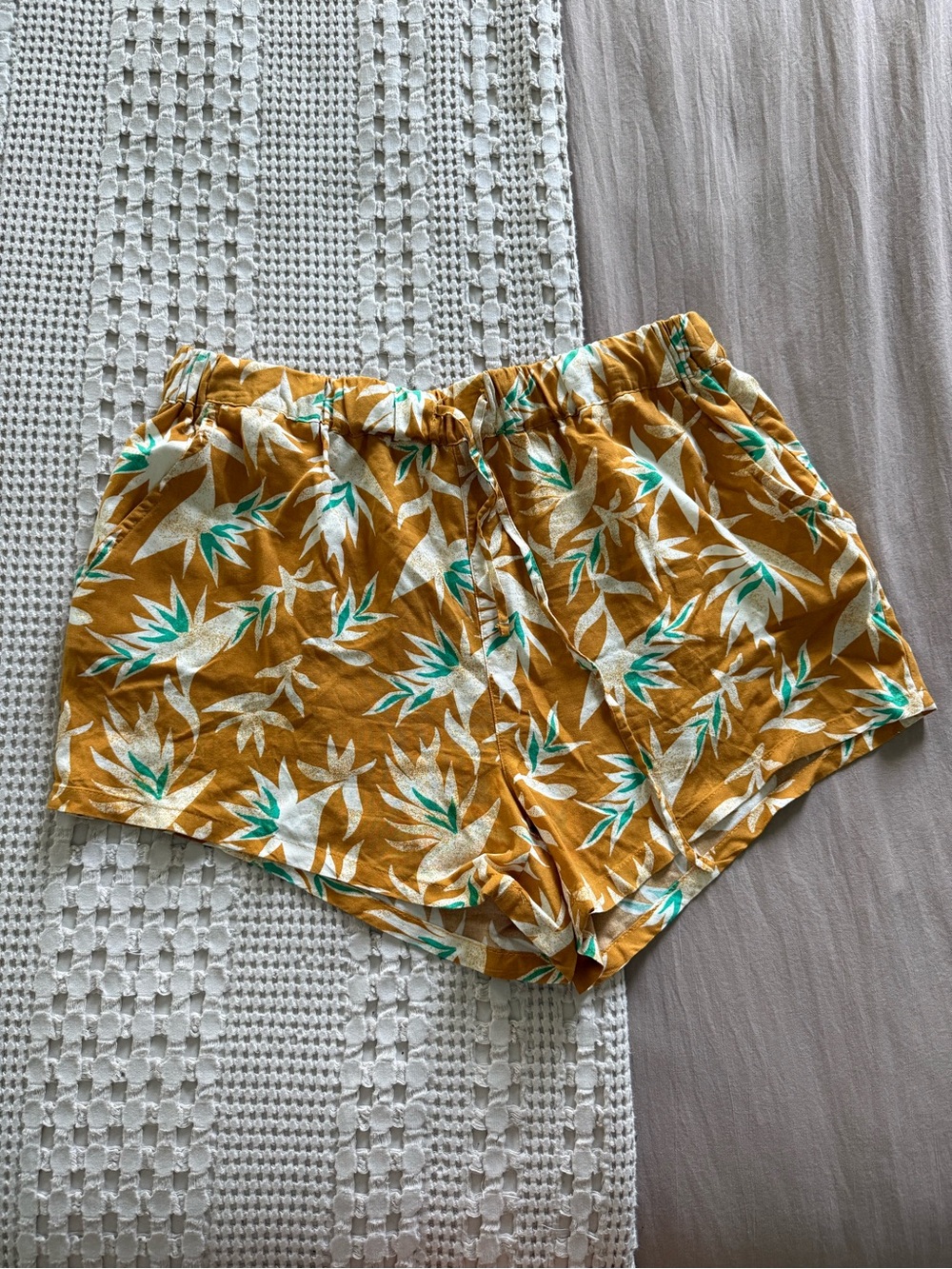 NEW SO Yellow High Waist Tropical Print Shorts Size M‎